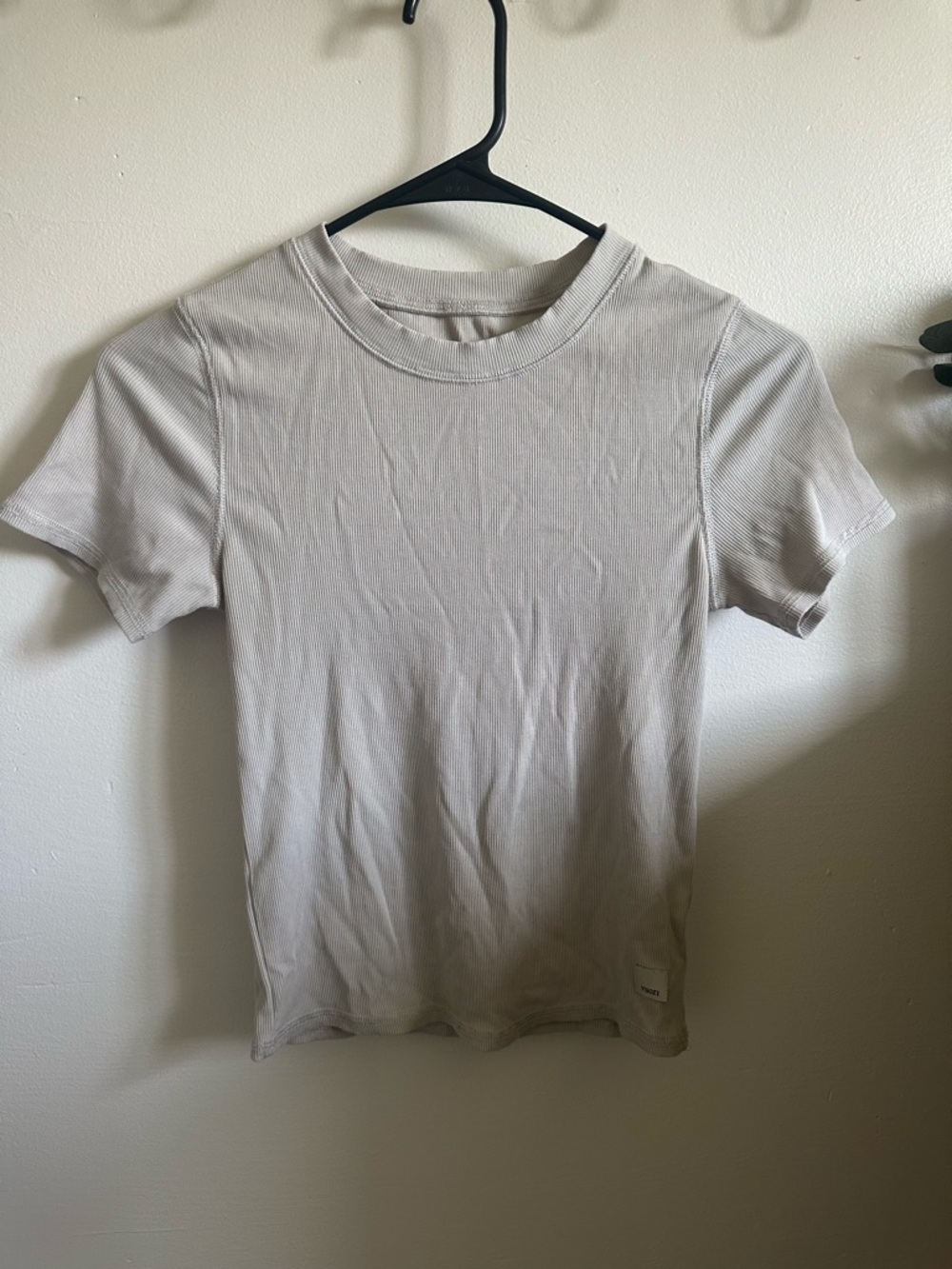 W’s Vuori Pose Fitted Tee - Light Beige
